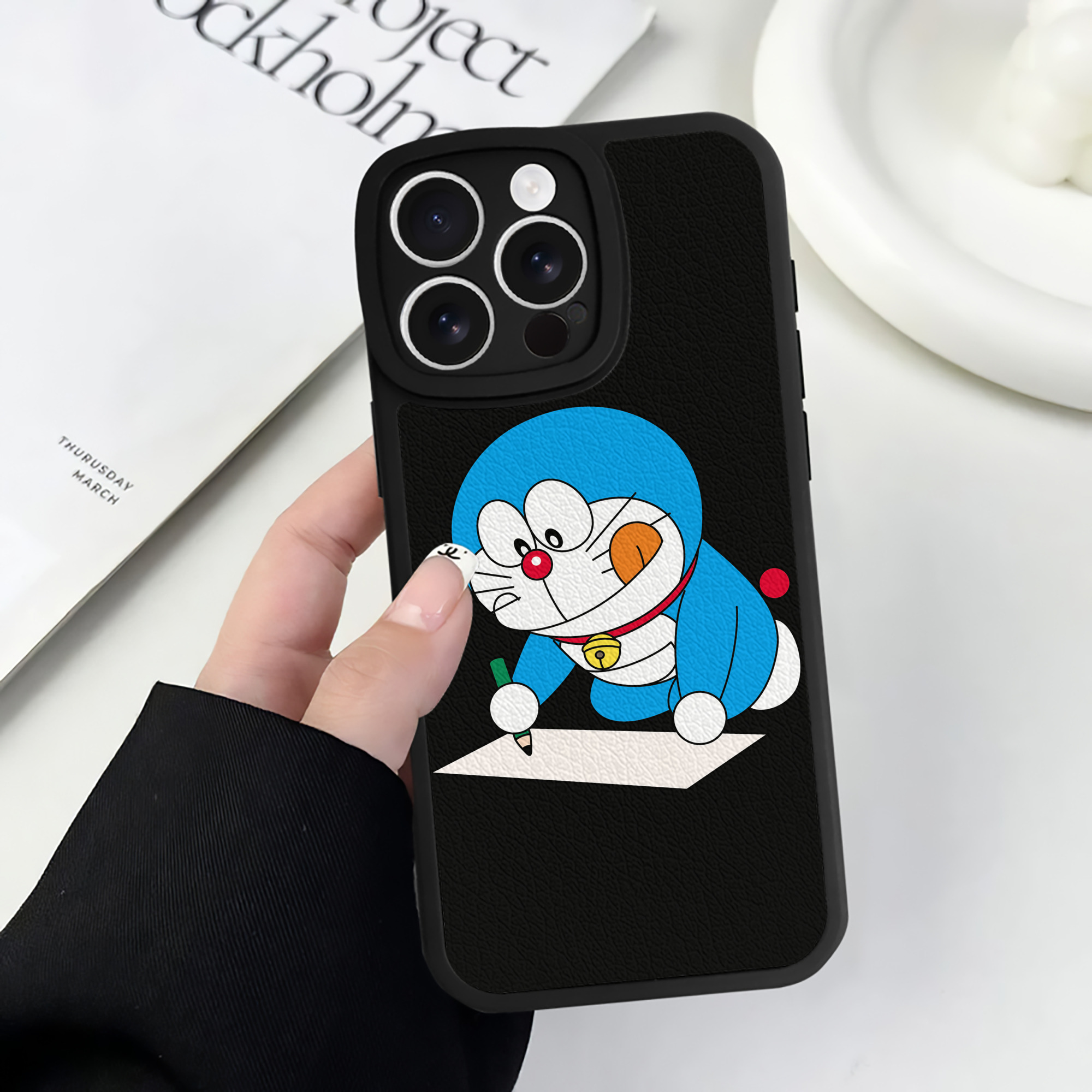 （画像用） ドラえもん Doraemon 【iPhone 16シリーズ対応】シリコンスマホケース（レザー調） 材質：シリコン